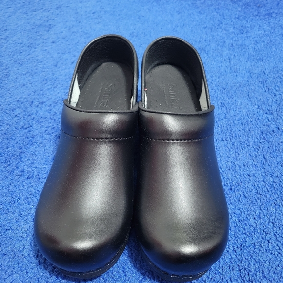 Black Clogs - Picture 5 of 6